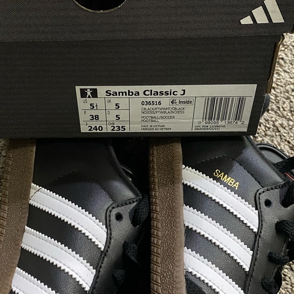 Adidas Samba in black/white color way. In men’s size 5.5/ women’s size 7 - Picture 4 of 6